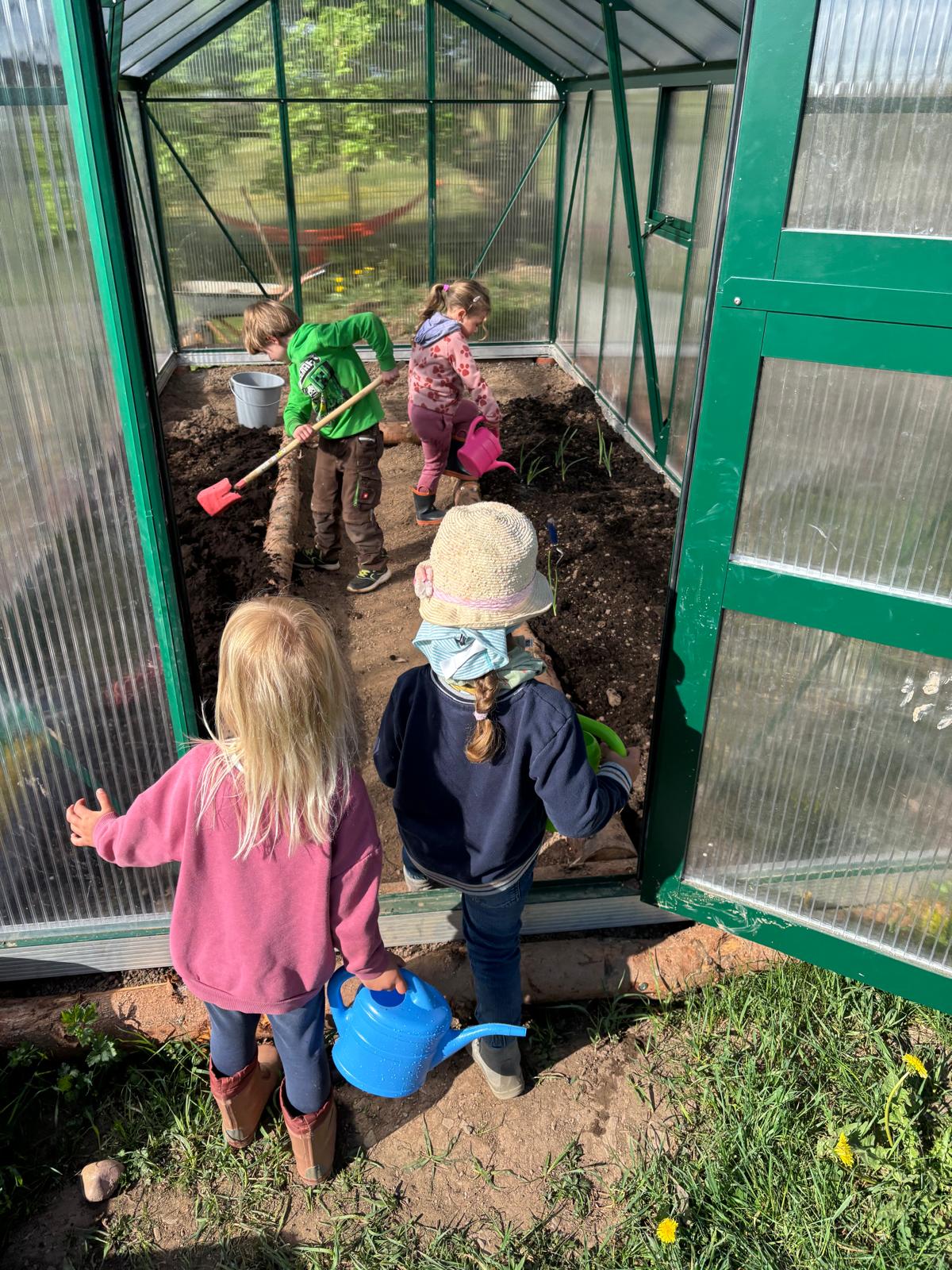 Kindergartenkinder beim Gärtnern