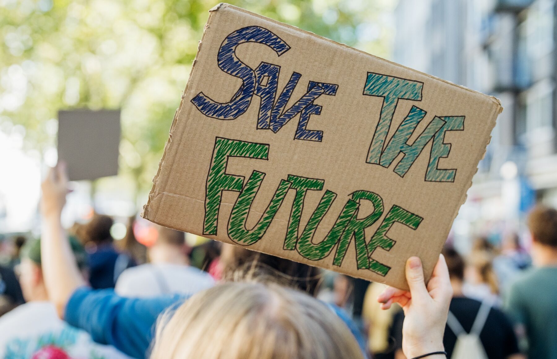 Schild bei einem Klimastreik, auf dem "SAVE THE FUTURE" steht